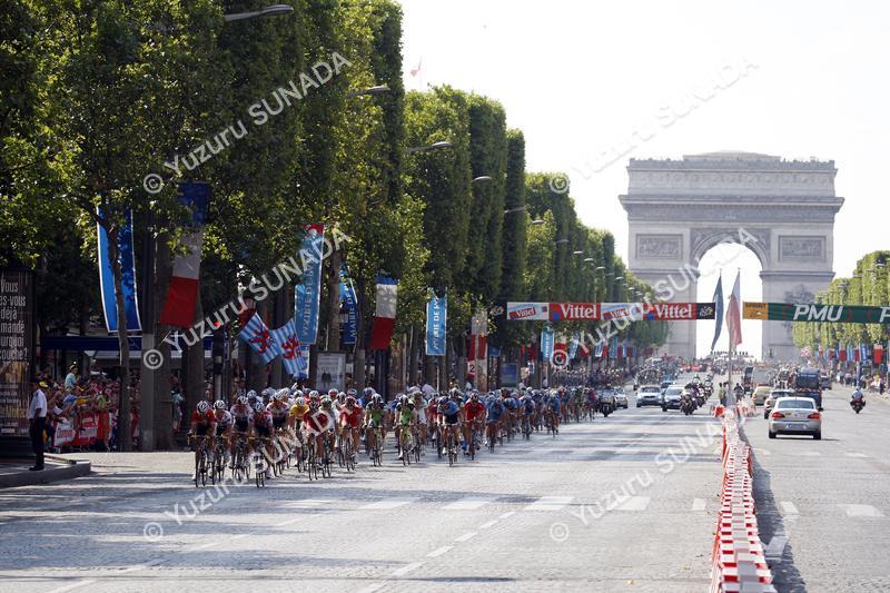 Peloton in Champs-Elysees002p.jpg